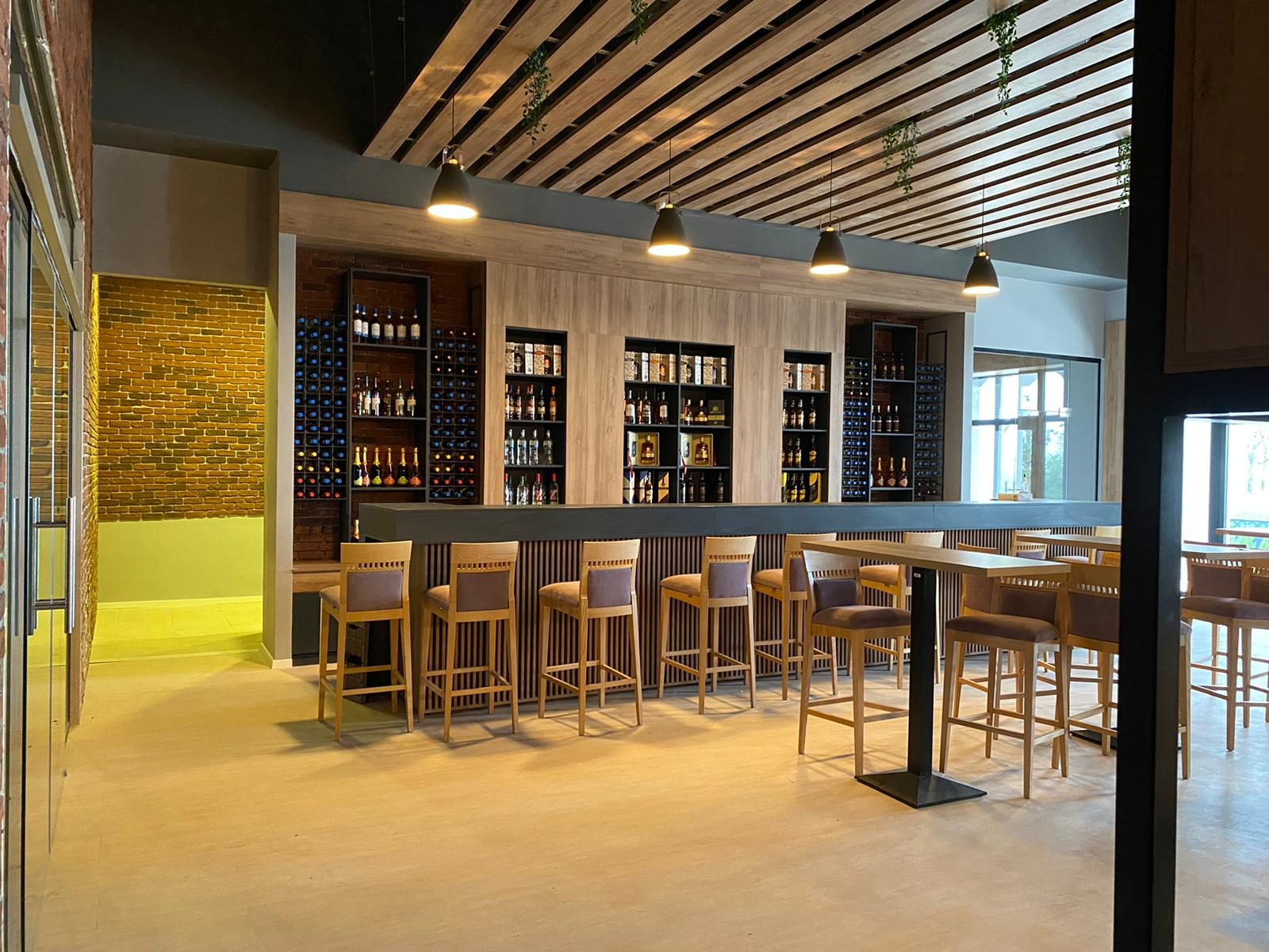 HoReCa restaurant cu mese custom